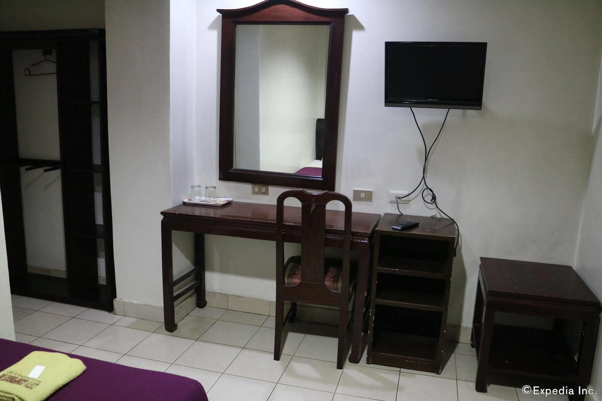 City Corporate Inn Илойло Сити Екстериор снимка