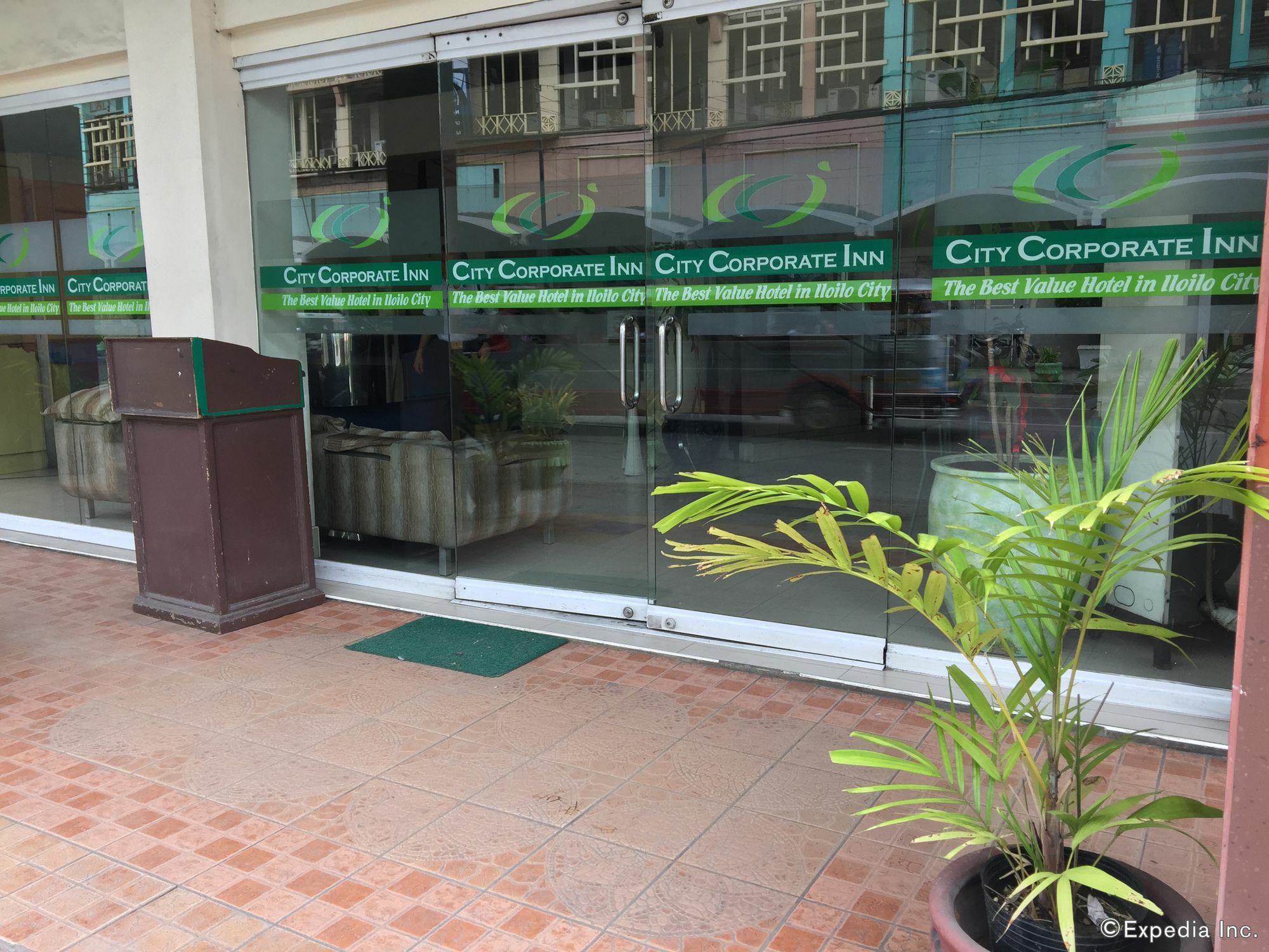 City Corporate Inn Илойло Сити Екстериор снимка